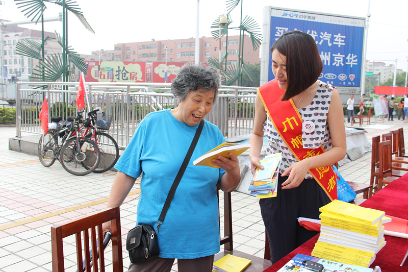 市婦聯(lián)工作人員發(fā)放宣傳材料_副本.jpg