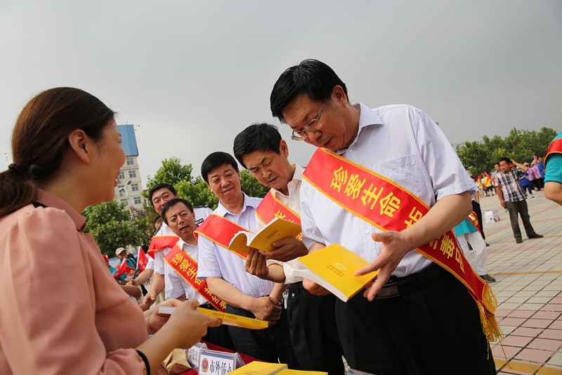 市禁毒委領(lǐng)導(dǎo)接見參加宣傳工作人員_副本.jpg