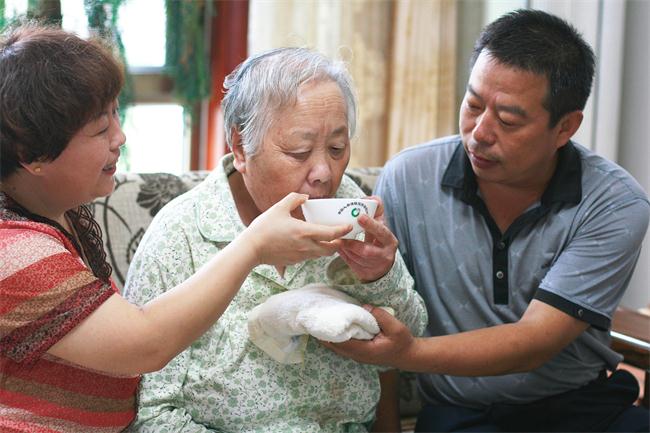 李清勝與妻子一起給患病的岳母喂飯.JPG
