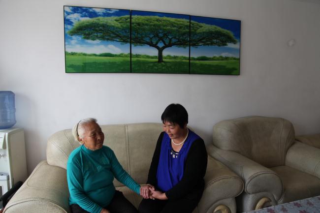 顧希榮陪婆婆拉家常.JPG